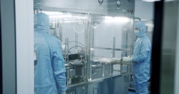 Καθαριστήριο Εργοστασίων Φαρμακευτική Βιοτεχνολογική Και Semiconductor Δημιουργία Διαδικασίας Παραγωγής Επιστήμονες — Αρχείο Βίντεο