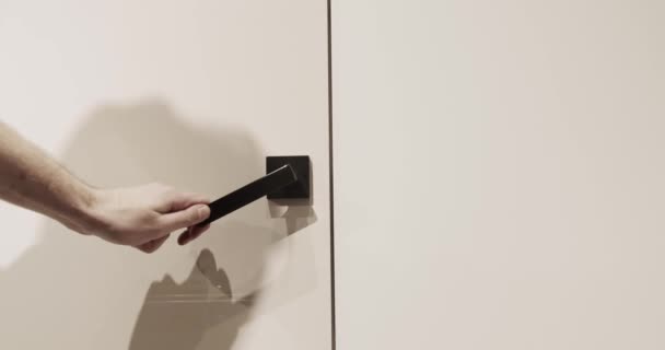 Κοντινό Πλάνο Μινιμαλιστική Λευκή Πόρτα Ένα Μοντέρνο Σπίτι Μοντέρνο Διαμέρισμα — Αρχείο Βίντεο