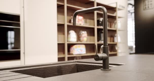 Modern Wit Houten Keukenmeubilair Elegant Comfortabel Minimalistisch Huis Huiselijke Keuken — Stockvideo