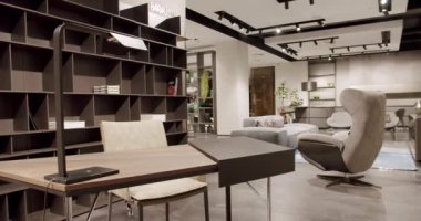 Minimalist kahverengi raf. Minimalist kitaplık. Modern mobilya ve rahat tasarım. Ev modern siyah raf. Modern lambayla çalışmak için kahverengi masa. Ev eşyalarıyla dolu raflar. minimalist mobilyalar.