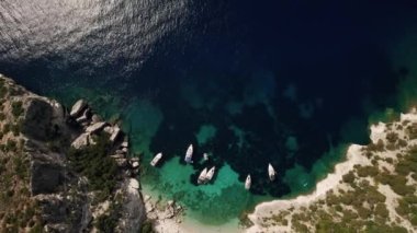 Yaz lüks modern tekne gezisi. Beyaz yat. Yat gezintisi yapan zengin yatın yukarıdan görünüşü. Yatçılık. Lüks yelkenli. Lüks gemiyle yaz yolculuğu.