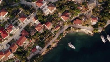 Yunanistan 'ın sahil kenti. Gün batımında deniz kenti havadan görünüyor..