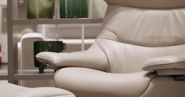 Закройте Гостиной Современное Коричневое Кресло Современный Минималистский Дом Elegance Comfortable — стоковое видео