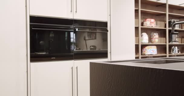 Nowoczesne Białe Drewniane Meble Kuchenne Elegancki Wygodny Minimalistyczny Dom Kuchnia — Wideo stockowe