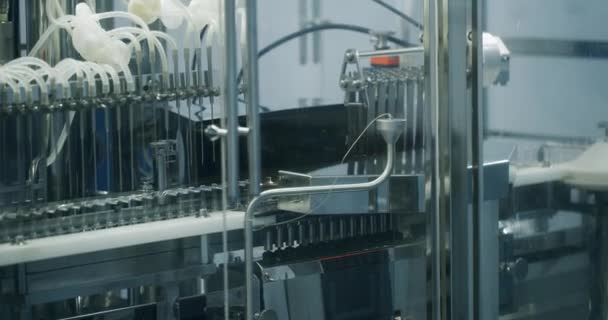 Robotarm Zet Medicijnpakket Transportband Verpakte Goederen Bij Geautomatiseerde Productielijn Verpakking — Stockvideo