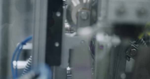 Tıp Fabrikasında Üretim Hattı Robot Kol Ilaç Paketini Taşıma Bandına — Stok video