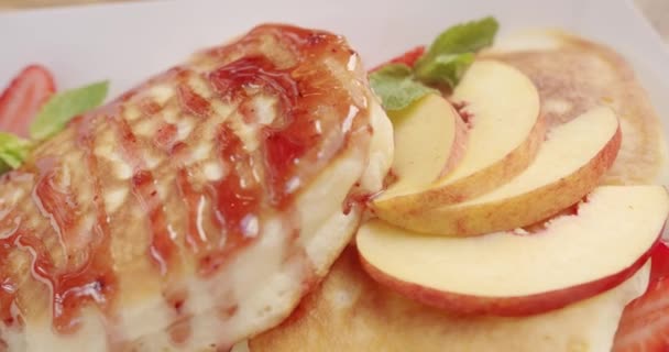 有蓝莓 薄荷叶 草莓和枫糖浆的美国奶油煎饼 美味的早餐食物 健康的早餐 健康营养 — 图库视频影像