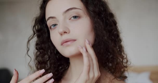 Schoonheidsvrouw Met Gezicht Gezonde Huid Massage Handen Aanraken Gezicht Schone — Stockvideo