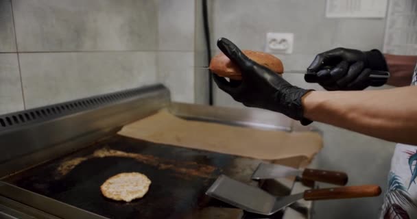 Snijd Het Hamburgerbroodje Heerlijke Hamburgers Bereiden Verse Hamburger Met Vleespastei — Stockvideo