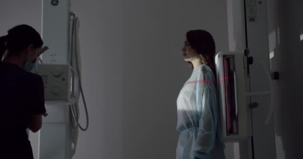 Gesunder Patient Wird Mit Hilfe Der Krankenschwestern Routinemäßig Untersucht Maschine — Stockvideo