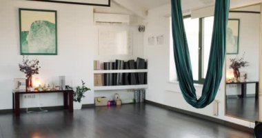 Fitness stüdyosunda ve jimnastik sınıfında egzersiz ve esneme, fitness stüdyosunda sağlıklı yaşam tarzı. Spor aktiviteleri, kapalı alanda yoga dersleri. Yoga Kulübü.