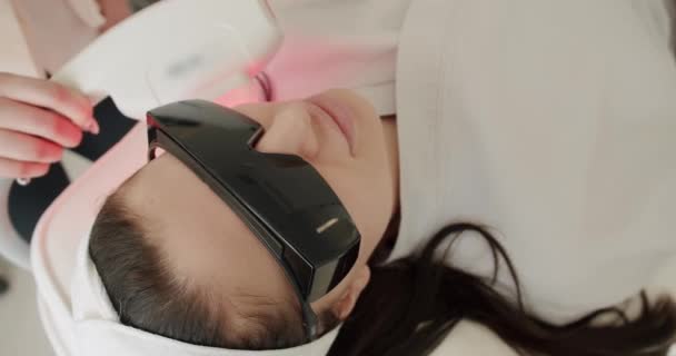 Rejuvenecimiento Facial Mujer Belleza Con Gafas Protectoras Cosmetólogo Esteticista Haciendo — Vídeos de Stock
