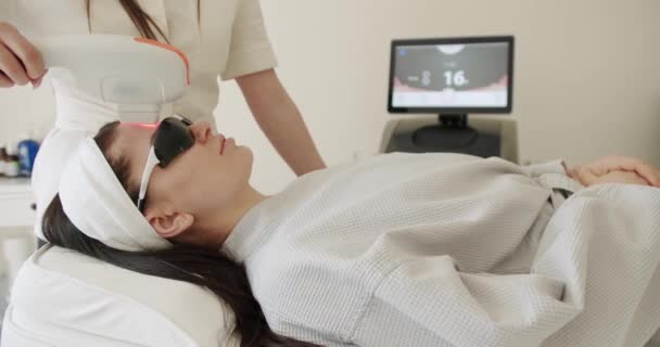 Oživení Obličeje Krasavice Ochrannými Brýlemi Estetická Medicína Provádí Proceduru Žena — Stock video