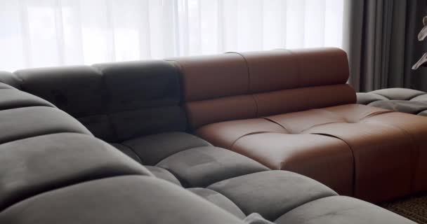 Luxury Modern House Wnętrze Narożną Sofą Okrągłym Stołem Minimalistyczny Salon — Wideo stockowe