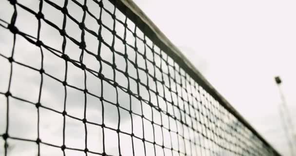 球击中了网球网 周末和周日的娱乐活动 体育活动游戏 网球选手在行动 网球比赛 积极休闲游戏 — 图库视频影像