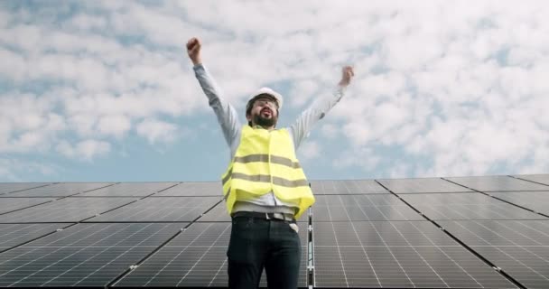 Šťastný Technik Dokumenty Zvedne Ruce Úspěchu Dokončený Projekt Štěstí Solární — Stock video