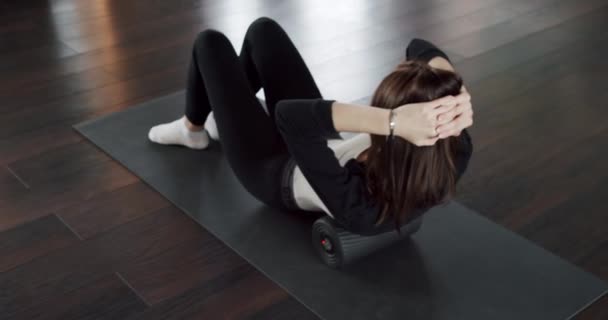 Rastreamento Tiro Pernas Alongamento Feminino Rolo Espuma Durante Exercício Tapete — Vídeo de Stock