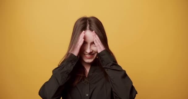 Spændt Ung Kvinde Overraskende Kamera Statisk Skud Glad Ung Brunette – Stock-video