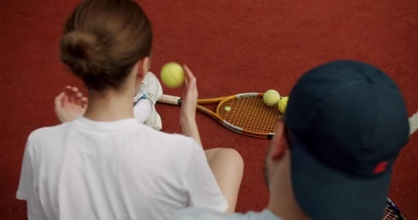一个女人和一个男人打网球后周末和周日的娱乐活动 和朋友一起积极参加体育活动 网球选手在行动 网球比赛 积极休闲游戏 — 图库视频影像