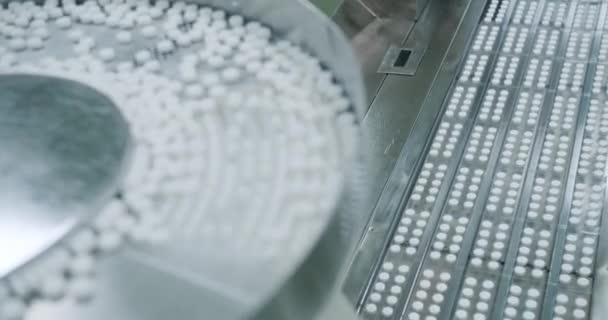Білі Таблетки Рухаються Металевій Автоматичній Лінії Майстерні Фармацевтичного Заводу Процес — стокове відео