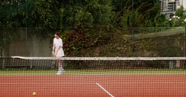 Kadın Dışarıda Halı Kortunda Tenis Oynuyor Bir Kadın Profesyonel Dinamik — Stok video