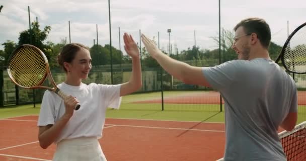 Arkadaşlar Dışarıda Halı Kortlarında Tenis Oynarlar Arkadaşlar Güzel Eğlenceli Bir — Stok video
