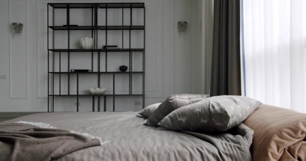 Elegans Vit Och Brun Inredning Minimalistiskt Vitt Sovrum Modern Hotel — Stockvideo