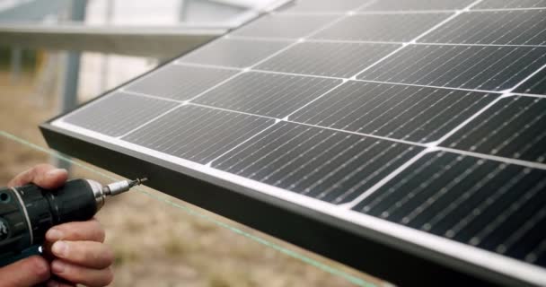 Instalace Pracovník Upevnit Solární Panely Technik Instaluje Solární Panely Kovový — Stock video