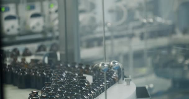 Eczacılık Atılgan Daki Laboratuarda Glass Brown Şişe Ile Nakliyeci Enjeksiyon — Stok video