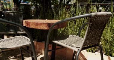 Sokak kafesi. Modern Terrace. Boş restoran. Sokaktaki kafede siyah modern Charis 'li ahşap masalar.