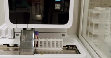Tüplü kan testi makinesi. Bilgisayar teçhizatıyla yapılan bir kan testi. Otomatik makine çalışma sürecinde, kan ve idrar örneği analizi. Biyoloji Laboratuvarı Tıbbi Kliniği Kimyasal Otomatik Analizleyici.