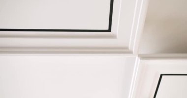  Lambalı Modern Tavan. Daireyi veya evi modern beyaz lambalarla dekore ederken minimalist asma tavan ve alçı kaplama yapı. Dolly ile video. Minimalist İçişleri
