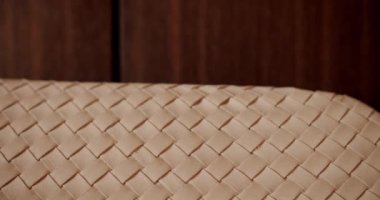 Kumaş Deri desenli yatak ayrıntıları. Mobilyalı lüks yatak odası. Minimalist yatak odası. Modern Otel Yatak Odası İçi ve Yatağı. İçi ahşap kaplamalı. Gayrimenkul. 