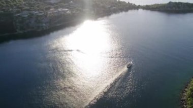 Yaz lüks modern tekne gezisi. Beyaz yat. Yelkenli. Lüks gemi gezisi. Derin mavi sulardaki beyaz teknenin görüntüsü. Lüks gemiyle yaz seyahati. Yatçılık. Lüks yelkenli..