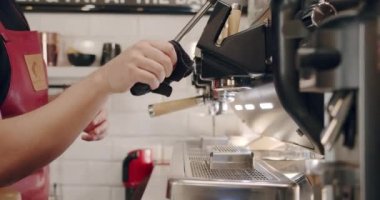 Espresso makinesi taze kahve yapıyor. Kahve makinesinden fincana kahve dökülüyor. Beyaz bardakta espresso. Kafein. Taze kahve akıyor. Kızarmış sade kahve içiyorum..