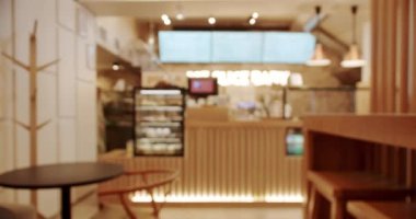 Ahşap sandalyesi ve masası olan modern minimalist bir kafe. Modern ahşap sandalye ve masa. Boş yemek kumaşı ve tahta sandalye. Tahta Duvar.