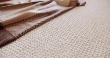 Modern Otel Yatak Odası İçi. Yatak ayrıntıları, yatak ve battaniye. Zarif iç tasarım. Minimalist yatak odası ve battaniye. Gayrimenkul. Mobilyalı modern lüks yatak odası.. 