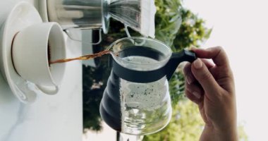 Az pişmiş kimya filtresi kahvesi yapıyorum. Barista filtreye kahve ile su döker, Chemex 'in içindeki kahve de su döker. Alternatif kahveyi hunide demliyorum. Dikey video