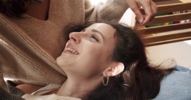 İki kadın birbirine sımsıkı sarılıp yatak odasında dinleniyor. Yüze yakından bak. Gözlerinin içine bak. Lezbiyen çiftin aşk ve portresi. Yaşam tarzı ve ilişkiler.