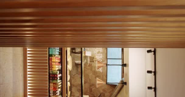 现代简约的咖啡店 有木制椅子和桌子 现代木制椅子和桌子 木制内部的现代餐馆咖啡馆 木制线条 木泥墙 垂直录像 — 图库视频影像