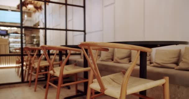 Nowoczesna Minimalistyczna Kawiarnia Drewnianym Krzesłem Materiałem Włókienniczym Czarnym Stołem Zamknij — Wideo stockowe