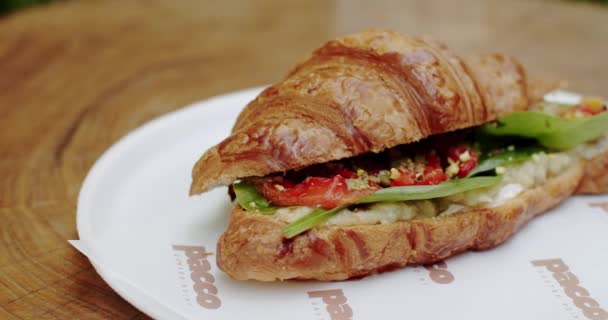 Friss Vega Croissant Reggeli Vegán Croissant Szendviccsel Zöld Salátával Paradicsommal — Stock videók