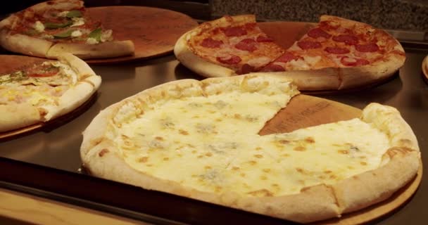Mucha Pizza Rebanada Mesa Una Pizzería Deliciosa Pizza Pizza Italiana — Vídeo de stock