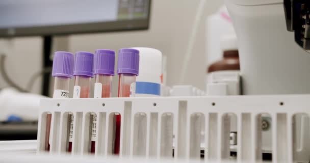 带管子的验血机用电脑设备进行血液测试 验血机在实验室里检查样品 生物实验室医疗诊所化学自动分析仪 — 图库视频影像
