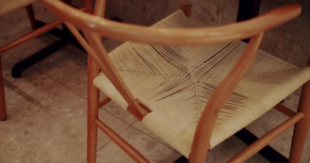 现代简约的咖啡店 用木制椅子和纺织材料 关闭木制和织物椅子 生态友好型咖啡 空的桌布和木制椅子 咖啡店里的现代木制面料家具 — 图库视频影像