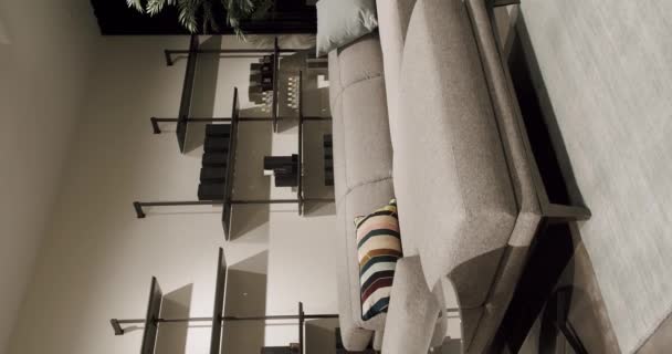 Moderní Moderní Minimalistický Obývací Pokoj Bílým Nábytkem Luxusní Moderní Dům — Stock video