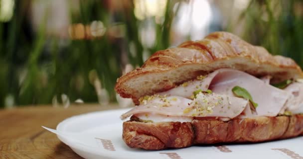 Sanduíche Croissant Com Carne Legumes Croissant Vegan Fresco Café Manhã — Vídeo de Stock