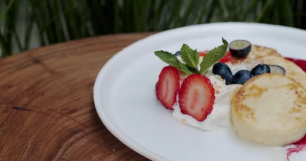 Delicious Cheese Pancake Dengan Buah Beri Musim Panas Stroberi Mint — Stok Video