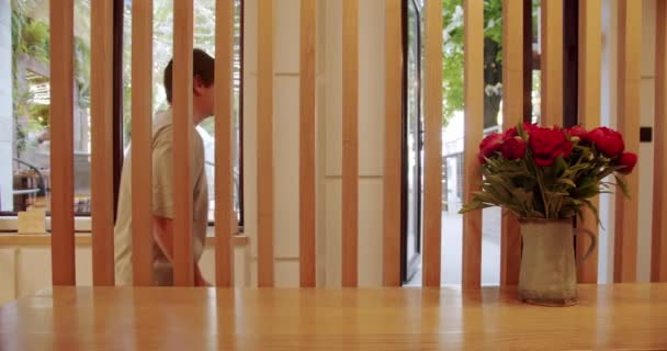 木泥墙 现代简约的咖啡店 有木制椅子和桌子 现代木制椅子和桌子 生态友好型咖啡 空的桌布和木制椅子 接收顾客的木制柜台 — 图库视频影像