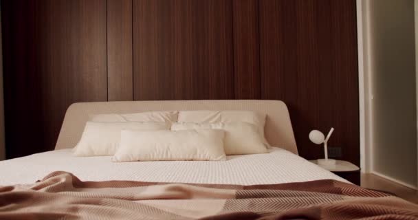 Fastigheter Interiör Modernt Lyxigt Sovrum Med Möbler Elegant Inredning Minimalistiskt — Stockvideo